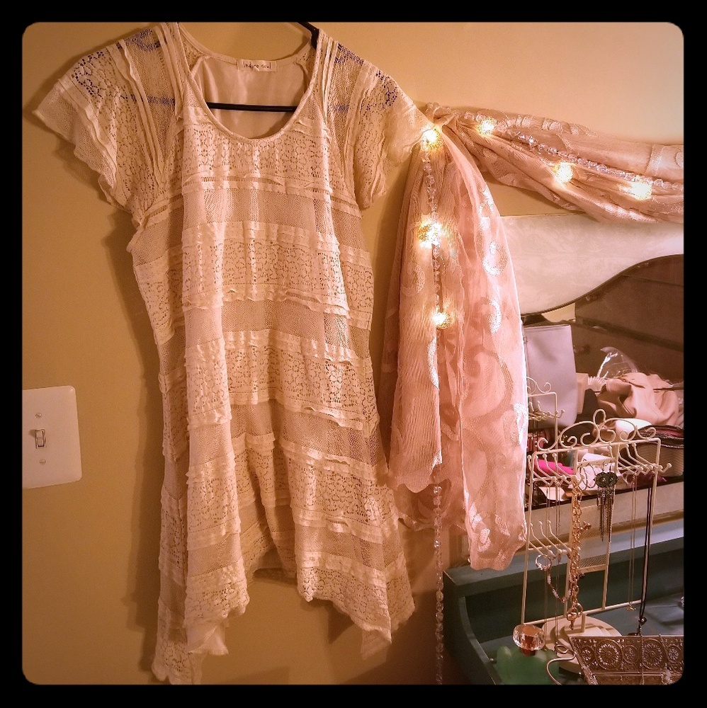 EUC 💜 LACEY 💜 Ivory cream top
